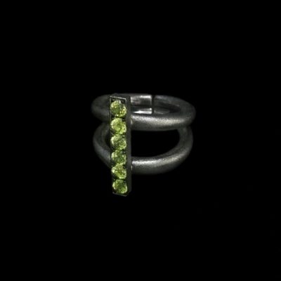 Anillo Mitte Plata Negra y Peridotos