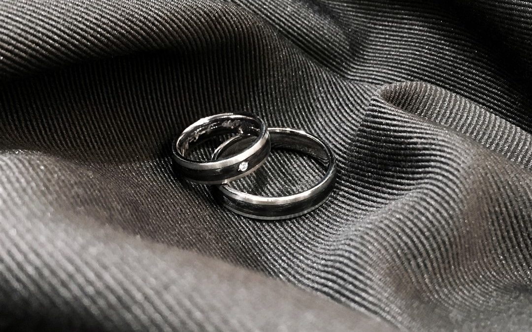 Suposición césped Humildad La última tendencia en anillos de boda: las alianzas de carbono - Barney  Barnato