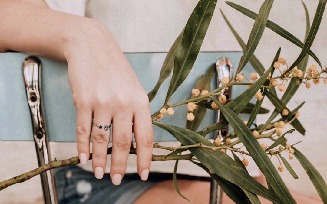 También hay una forma discreta de brillar con color: joyas mini con piedras de color