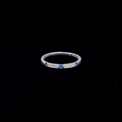 Anillo Forever de oro blanco, diamantes y zafiros Dignity