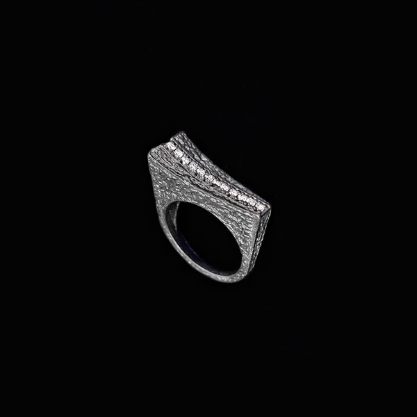 Anillo Meteora de plata negra y circonitas blancas Tritón