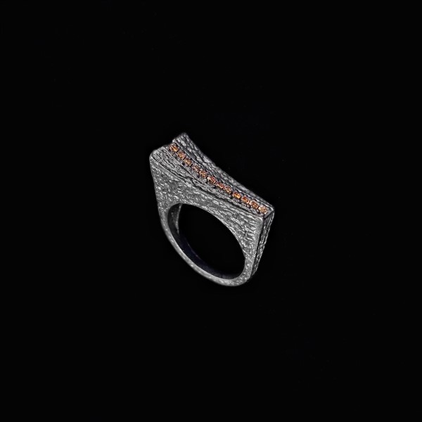 Anillo Meteora de plata negra y circonitas caramelo Tritón