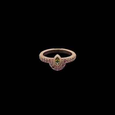 Anillo Havana de plata rosa y peridoto Suin