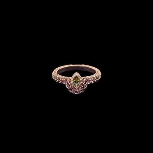 Anillo Havana de plata rosa y peridoto Suin