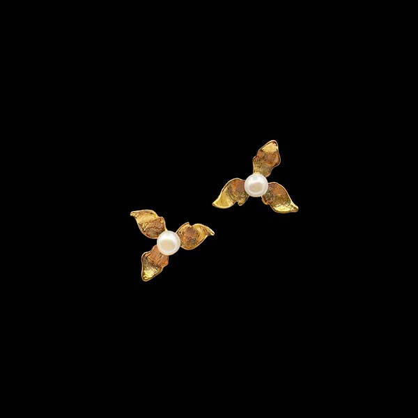Pendientes Ananda de plata dorada y perlas Surya Tuch