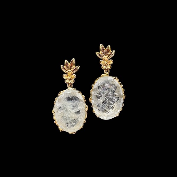 Pendientes de plata dorada y cuarzo blanco