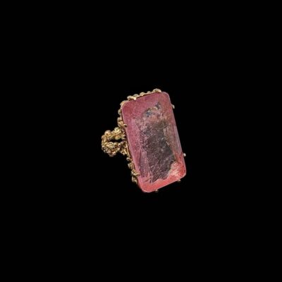 Anillo de plata dorada y cuarzo rosa